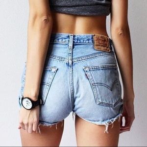 Light Wash Levi Shorts